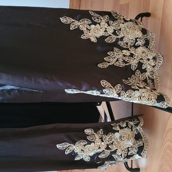 Satin Black Robe with Gold Applique M - Picture 6 of 9